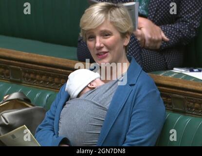 Stella Creasy, députée travailliste, parlant à la Chambre des communes, à Londres, avec son nouveau-né attaché à elle. Banque D'Images