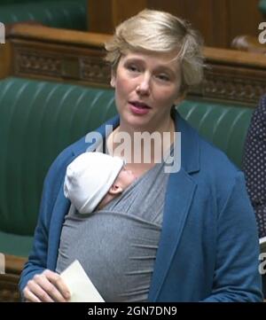 Stella Creasy, députée travailliste, parlant à la Chambre des communes, à Londres, avec son nouveau-né attaché à elle. Banque D'Images