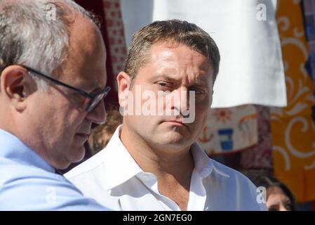 Massimiliano Umberti, candidato presidente del IV municipio per il centrinistra durante il candidato sindaco del centrinistra, Roberto Gualtieri, visita il mercato di Casal Bruciato insieme a Massimiliano Umberti, candidato presidente del IV municipio, News in Roma, Italia, 2021 23 Banque D'Images