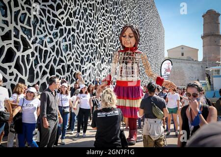 Marseille, France. 22 septembre 2021. Petite Amal, marionnette symbolisant un enfant syrien qui tente d'échapper à la guerre, est arrivé à Marseille, en France, le 23 septembre 2021. Une partie de la Turquie à la fin du mois de juillet vers l'Angleterre pour une route de 8000kms. Photo de Denis Taust/avenir photos/ABACAPRESS.COM crédit: Abaca Press/Alay Live News Banque D'Images