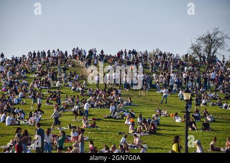Foule de gens sur Primrose Hill, Londres, Royaume-Uni. 30 mars 2021. Banque D'Images