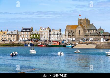 Stadtansicht mit Hafen und Kirche St-Nicolas in Barfleur, Normandie, Frankreich | paysage urbain avec port et église Saint-Nicolas à Barfleur, non Banque D'Images