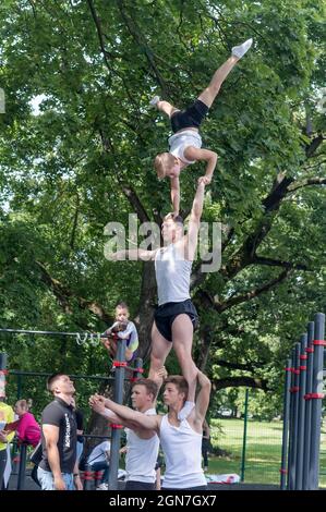 Kaliningrad, Russie, 5 août 2020. Entraînement ouvert des gymnastes. Acrobates pratiquant dans la rue. Entraînement dans le parc. Banque D'Images