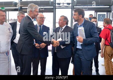 Président d'Auvergne Rhône Alpes Laurent Wauquiez, Préfet de Rhône Pascal Mailhos, Président de GL Events Olivier Ginon, Maire de Lyon Gregory Doucet assistant à l'inauguration de Sirha 2021 à Lyon, France, le 23 septembre 2021. Photo de Julien Reynaud/APS-Medias/ABACAPRESS.COM Banque D'Images