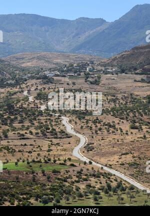 Village situé dans une zone de montagne sèche du RIF, près de Chefchaouen et du barrage Oued Laou, Maroc Banque D'Images