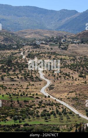 Village situé dans une zone de montagne sèche du RIF, près de Chefchaouen et du barrage Oued Laou, Maroc Banque D'Images