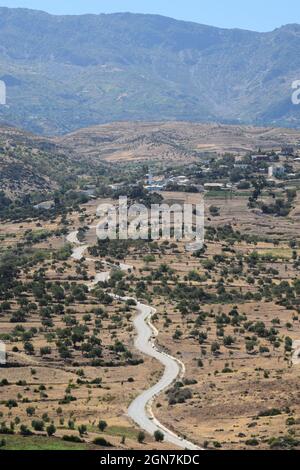 Village situé dans une zone de montagne sèche du RIF, près de Chefchaouen et du barrage Oued Laou, Maroc Banque D'Images