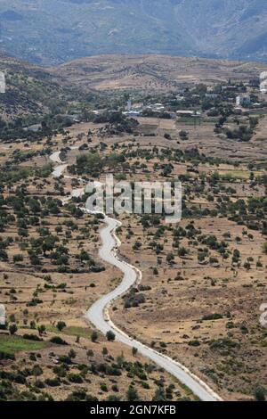 Village situé dans une zone de montagne sèche du RIF, près de Chefchaouen et du barrage Oued Laou, Maroc Banque D'Images