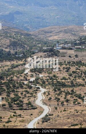 Village situé dans une zone de montagne sèche du RIF, près de Chefchaouen et du barrage Oued Laou, Maroc Banque D'Images