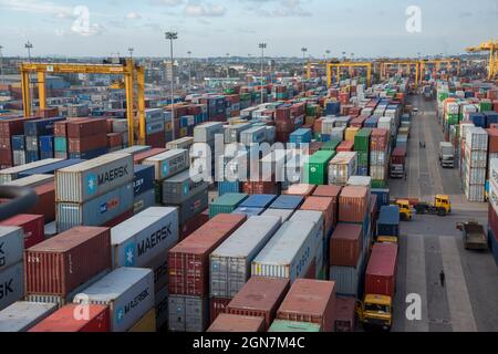 Activité du port de Chittagong. L'Autorité portuaire de Chittagong est une agence gouvernementale du Bangladesh chargée de la gestion, de l'entretien et Banque D'Images