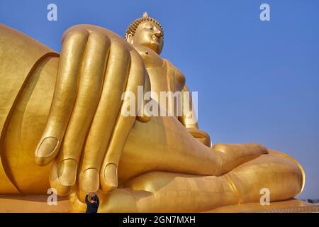 Femme bouddhiste au Grand Bouddha de Thaïlande Banque D'Images