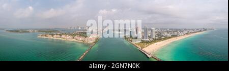 Magnifique panorama aérien sur le canal de navigation Government Cut en direction de Miami avec Fisher Island et Miami Beach et des kilomètres de plages de sable Banque D'Images