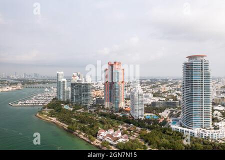 Belle vue aérienne surplombant le parc South Pointe et les condominiums en hauteur de Miami Beach avec Government Cut et Meloy Channel Marina en contrebas. Banque D'Images