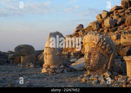 Turquie, Anatolie du sud-est, chefs de dieux à la terrasse orientale du mont Nemrut au lever du soleil Banque D'Images