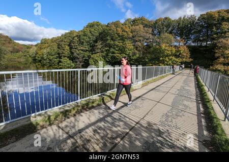 11 octobre 2020. Réservoir de Jumbles, Bolton et Darwen. Le réservoir appartenant à United Utilities fournit un approvisionnement constant en eau au ruisseau Bradshaw. Le ruisseau alimente le réservoir via le ruisseau a sous le pont en béton de karge vers le Nord, et sort par un écoulement de barrage, passant sous le petit pont en métal vert, le ruisseau forme un fond avec Bolton dans le Grand Manchester d'un côté, Et Blackburn avec Darwen dans le Lancashire de l'autre. La région autour de la sont des ais populaires avec les randonneurs et les familles prenant un stroll autour des banques; cependant si les règlements gouvernementaux sont introduits pour la N Banque D'Images