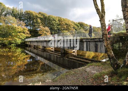 11 octobre 2020. Réservoir de Jumbles, Bolton et Darwen. Le réservoir appartenant à United Utilities fournit un approvisionnement constant en eau au ruisseau Bradshaw. Le ruisseau alimente le réservoir via le ruisseau a sous le pont en béton de karge vers le Nord, et sort par un écoulement de barrage, passant sous le petit pont en métal vert, le ruisseau forme un fond avec Bolton dans le Grand Manchester d'un côté, Et Blackburn avec Darwen dans le Lancashire de l'autre. La région autour de la sont des ais populaires avec les randonneurs et les familles prenant un stroll autour des banques; cependant si les règlements gouvernementaux sont introduits pour la N Banque D'Images