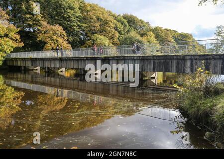 11 octobre 2020. Réservoir de Jumbles, Bolton et Darwen. Le réservoir appartenant à United Utilities fournit un approvisionnement constant en eau au ruisseau Bradshaw. Le ruisseau alimente le réservoir via le ruisseau a sous le pont en béton de karge vers le Nord, et sort par un écoulement de barrage, passant sous le petit pont en métal vert, le ruisseau forme un fond avec Bolton dans le Grand Manchester d'un côté, Et Blackburn avec Darwen dans le Lancashire de l'autre. La région autour de la sont des ais populaires avec les randonneurs et les familles prenant un stroll autour des banques; cependant si les règlements gouvernementaux sont introduits pour la N Banque D'Images