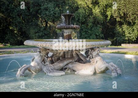 Fontaine d'hippocampes de style baroque dans le parc de la Villa Borghèse, Rome Banque D'Images