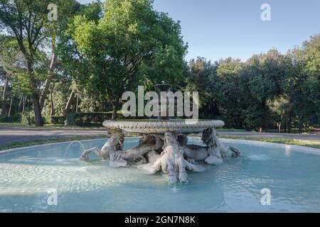 Fontaine d'hippocampes de style baroque dans le parc de la Villa Borghèse, Rome Banque D'Images