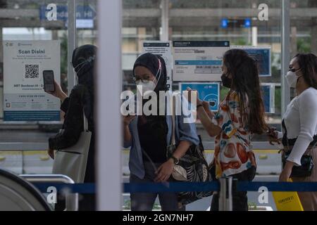 (210923) -- JAKARTA, 23 septembre 2021 (Xinhua) -- les gens font la queue pour scanner le code QR avec l'application mobile comme condition pour utiliser les transports publics pendant la pandémie COVID-19 à Jakarta, Indonésie, 23 septembre 2021. Le nombre de cas de COVID-19 en Indonésie a augmenté de 2,881 en un jour, passant à 4,201,559, le nombre de décès ajoutant de 160 à 141,114, a déclaré jeudi le ministère de la Santé du pays. (Xinhua/Veri Sanovri) Banque D'Images