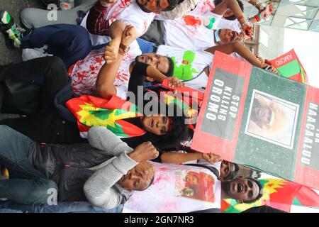 28 juillet 2020. Deansgate, Manchester, Angleterre. Un groupe de manifestants, certains vêtus de tee-shirts « teints de sang » ou menottés, certains jouant le rôle de prisonniers vêtus d'orange tout en étant menacés par des « soldés » défilent dans le centre-ville pour plaider en faveur des droits des Éthiopiens en Éthiopie. Banque D'Images