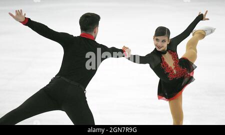 23 septembre 2021, Bavière, Oberstdorf: Patinage artistique: Série Challenger - Trophée Nebelhorn, paires, Programme court. Anastasia Golubeva et Hektor Giotopoulos Moore (Australie) patinent gratuitement. Photo: Angelika Warmuth/dpa Banque D'Images