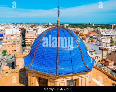 Vue sur le dôme bleu de la basilique Santa Maria à Elche, en Espagne, et vue aérienne de la vieille ville Banque D'Images