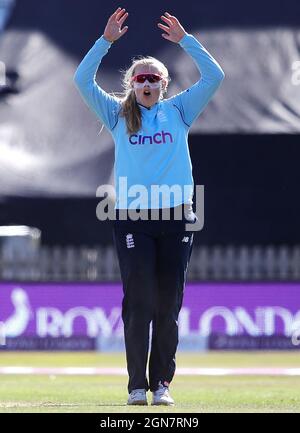 Sophie Ecclestone d'Angleterre réagit pendant le quatrième ODI au terrain du comté d'Incora, à Derby. Date de la photo : jeudi 23 septembre 2021. Banque D'Images