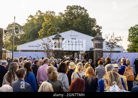 Les visiteurs font la queue à la Garden Gate pour entrer dans le RHS Chelsea Flower Show, qui a eu lieu dans le domaine du Royal Hospital Chelsea, Londres SW3 en septembre 2021 Banque D'Images