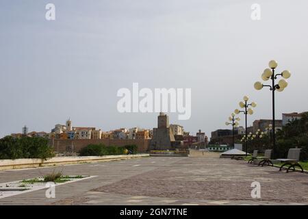 Termoli : la petite place du front de mer nord et en arrière-plan l'ancien village. Molise, Italie Banque D'Images