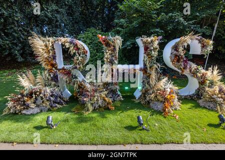 Fin de l'été par Larry Walshe : logo RHS en fleurs séchées au RHS Chelsea Flower Show qui s'est tenu à l'hôpital Royal Chelsea, Londres SW3 en septembre 2021 Banque D'Images