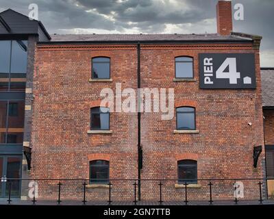 Entrepôts à Wigan Pier sur le canal Leeds - Liverpool. Actuellement en cours de réaménagement pour le logement et les zones d'accès public. Banque D'Images