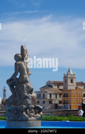 Termoli - Molise - la fontaine de Piazza S. Antonio, en arrière-plan le vieux village. Banque D'Images