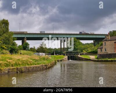 Les véhicules sur l'autoroute M6 traversent le canal Leeds Liverpool au viaduc de Gathurst, au-dessus de la vallée Douglas à Lancashire, au Royaume-Uni. Au premier plan se trouvent D Banque D'Images