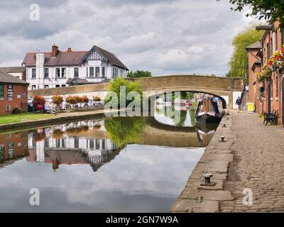 Le quai de Burscough et le pont transportant le trafic routier sur l'A59, traversant Leeds jusqu'au canal de Liverpool à Burscough, Lancashire, Royaume-Uni Banque D'Images