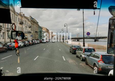 Saint-Pétersbourg, septembre - 2021. Vue depuis la fenêtre du bus. Visite de la ville en bus Banque D'Images