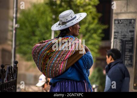 Femme indigène typique de la Puna américaine de Souht avec costume typique. Sud de la Bolivie Banque D'Images