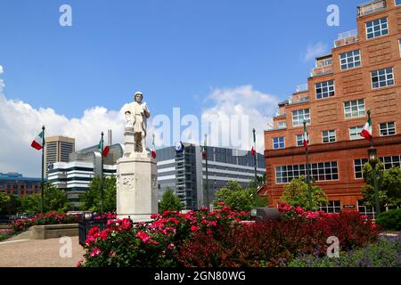 Statue de Christophe Colomb à Columbus Park, Scarlett place, immeuble résidentiel de condominiums sur la droite, Inner Harbour, Baltimore, Maryland, États-Unis Banque D'Images