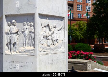 Détail des sculptures en pierre sur la plinthe de la statue de Christophe Colomb dans le parc de Columbus, dans le port intérieur, Baltimore, Maryland, États-Unis Banque D'Images