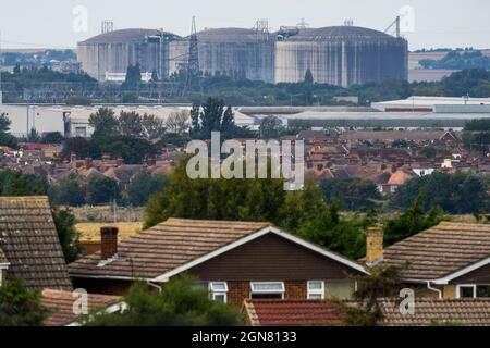 Minster on Sea, Kent, Royaume-Uni. 23 septembre 2021. D'énormes réservoirs de gaz à l'épreuve des missles appartenant à la National Grid sont situés sur leur usine de GNL de l'île de grain - les énormes réservoirs avec des propriétés au premier plan pour comparaison comme vu de Minster on Sea, Kent cet après-midi. Le Royaume-Uni est confronté à une crise énergétique hivernale. Crédit : James Bell/Alay Live News Banque D'Images