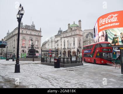 Piccadilly Circus couvert de neige, Londres, Royaume-Uni 8 février 2021. Banque D'Images