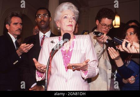 Austin Texas USA, 1993: Le gouverneur du Texas, ANN RICHARDS, parle à la presse au Capitole du Texas.©Bob Daemmrich Banque D'Images