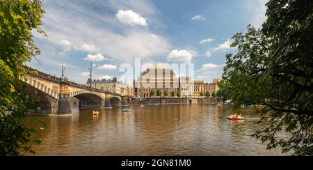 Théâtre national et pont de la légion, Prague, République tchèque, vue sur le front de mer de la Vltava Banque D'Images