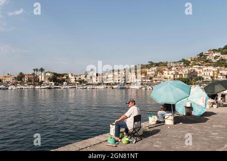 Pêche depuis le quai dans le port pittoresque d'ACI Trezza (Acitrezza) près de Catane, Sicile, Italie Banque D'Images