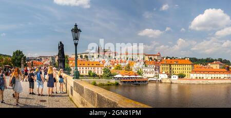 Hradcany, vue sur la Vltava et le château de Prague depuis le pont Charles, Prague, République tchèque Banque D'Images