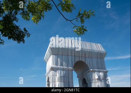 L'Arc de Triomphe recouvert de tissu, oeuvre temporaire de Christo et Jeanne-Claude, installation posthume en mémoire de son créateur Christo Vladimir Yavachev. Paris, France le 22 septembre 2021. Photo de Delmarty J/ANDBZ/ABACAPRESS.COM Banque D'Images