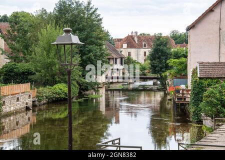 La rivière Beze traverse le village de Beze, en Côte d'Or, en Bourgogne, en France Banque D'Images