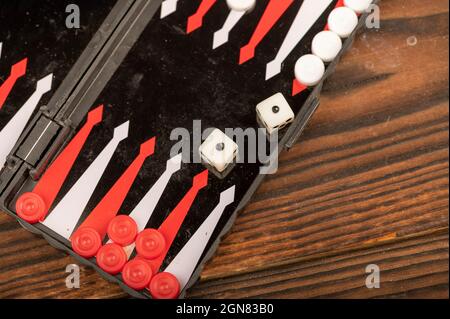 Plateau de Backgammon avec jetons et dés sur une table en bois, gros plan, mise au point sélective Banque D'Images