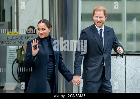 New York, États-Unis. 23 septembre 2021. Meghan, la duchesse de Sussex et son mari, le Prince Harry, quittent l'observatoire One World au World Trade Centre de New York. Credit: Enrique Shore/Alay Live News Banque D'Images