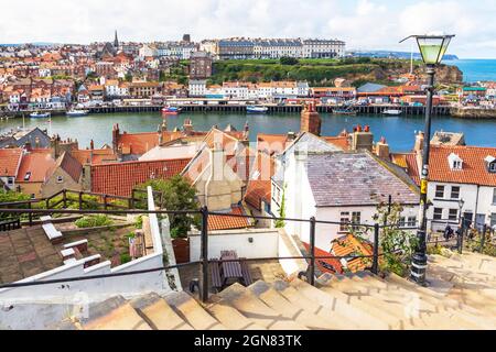 Vue sur le port de Whitby montrant des bateaux de pêche et des yachts privés dans le quartier de la rivière Esk, Whitby, Redcar et Cleveland, North Yorkshire, Angleterre, Royaume-Uni Banque D'Images